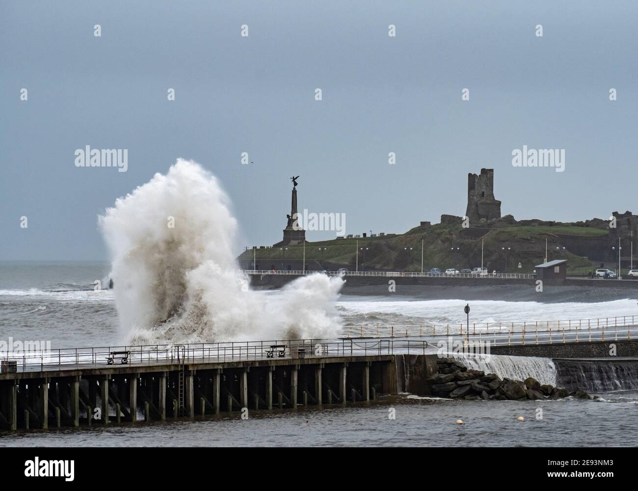 Die Sturmwinde, die über 60mph Uhr stürmen, und die morgendliche Flut verbinden sich, wodurch riesige Wellen über die Irische See ziehen, um die Verteidigung des Meeres in Aberystwyth an der Küste der Cardigan Bay, West Wales, Großbritannien, zu übertänsten Stockfoto