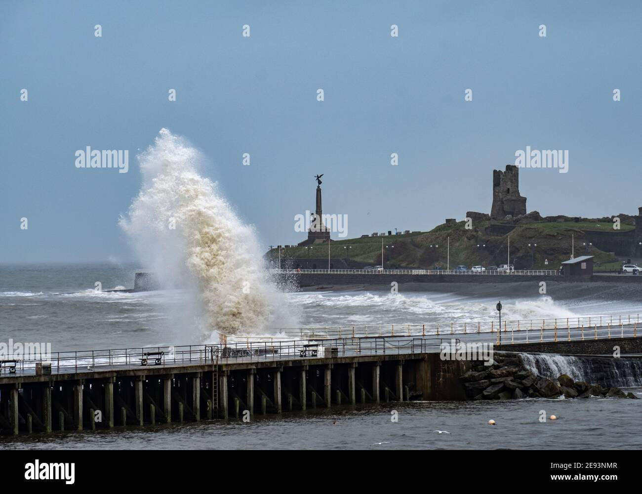 Die Sturmwinde, die über 60mph Uhr stürmen, und die morgendliche Flut verbinden sich, wodurch riesige Wellen über die Irische See ziehen, um die Verteidigung des Meeres in Aberystwyth an der Küste der Cardigan Bay, West Wales, Großbritannien, zu übertänsten Stockfoto