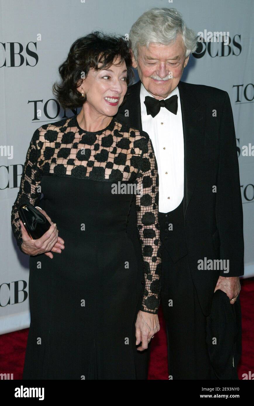 **DATEI FOTO** Hal Holbrook ist verstorben. NEW YORK, NY- JUNI 11: Dixie Carter und Hal Holbrook kommen zu den 60. Jährlichen Tony Awards, die am 11. Juni 2006 in der Radio City Music Hall in New York City stattfinden. Quelle: Joseph Marzullo/MediaPunch Stockfoto