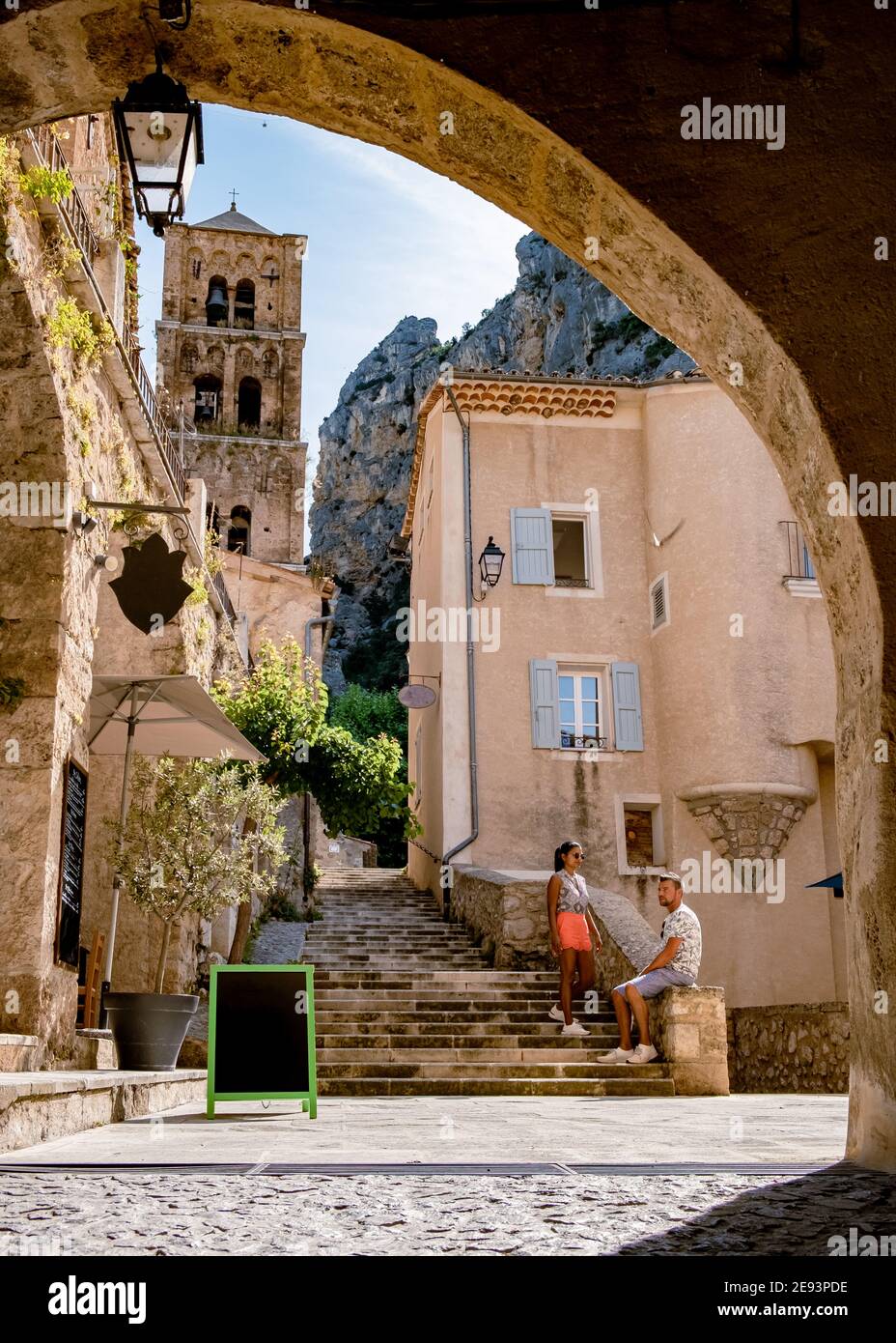 Das Dorf Moustiers-Sainte-Marie, Provence, Frankreich Europa, ein buntes Dorf in der Provence Frankreich, Paar im Urlaub in Frankreich, Männer und Frauen mittleren Alters besuchen Moustiers-Sainte-Marie Stockfoto