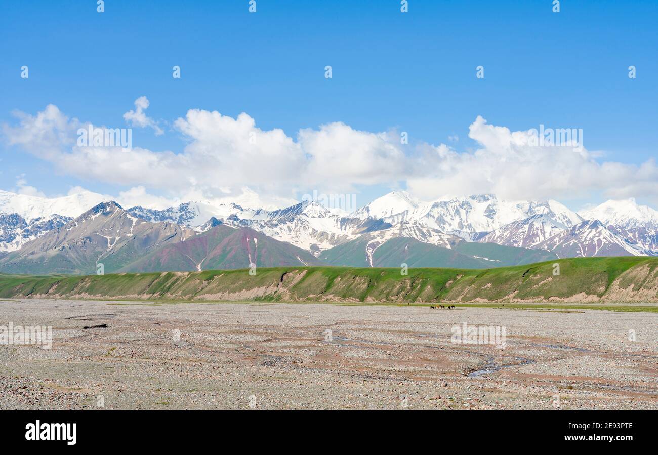Das Alajtal Mit Den Transalai Bergen Im Hintergrund Das Pamir Gebirge Asien Zentralasien Kirgisistan Stockfotografie Alamy