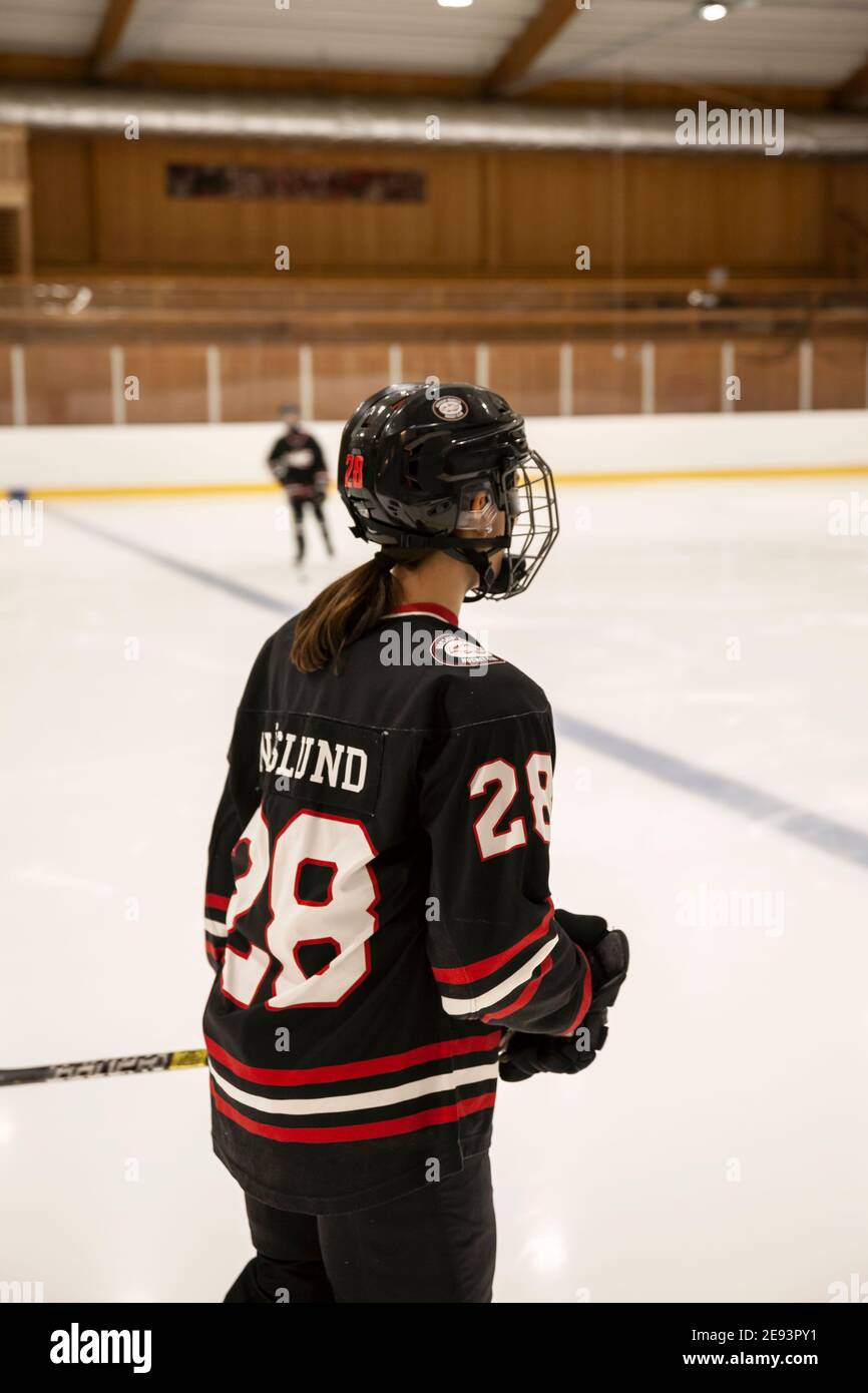 Mädchen Eishockey-Spieler auf Eis Stockfoto