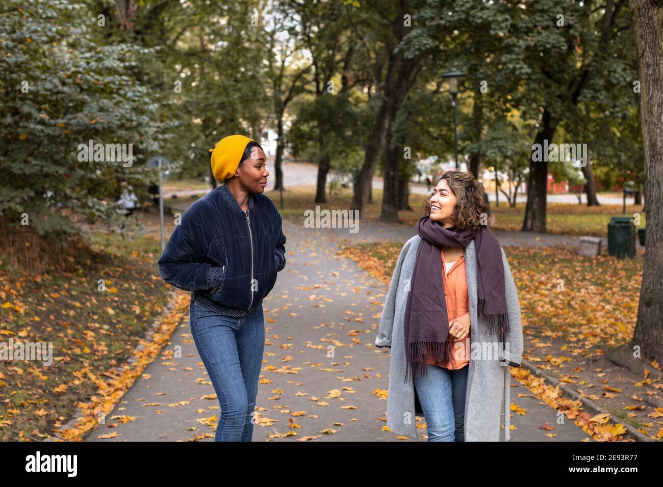 Zwei junge Frauen, die zu Fuß in park Stockfoto