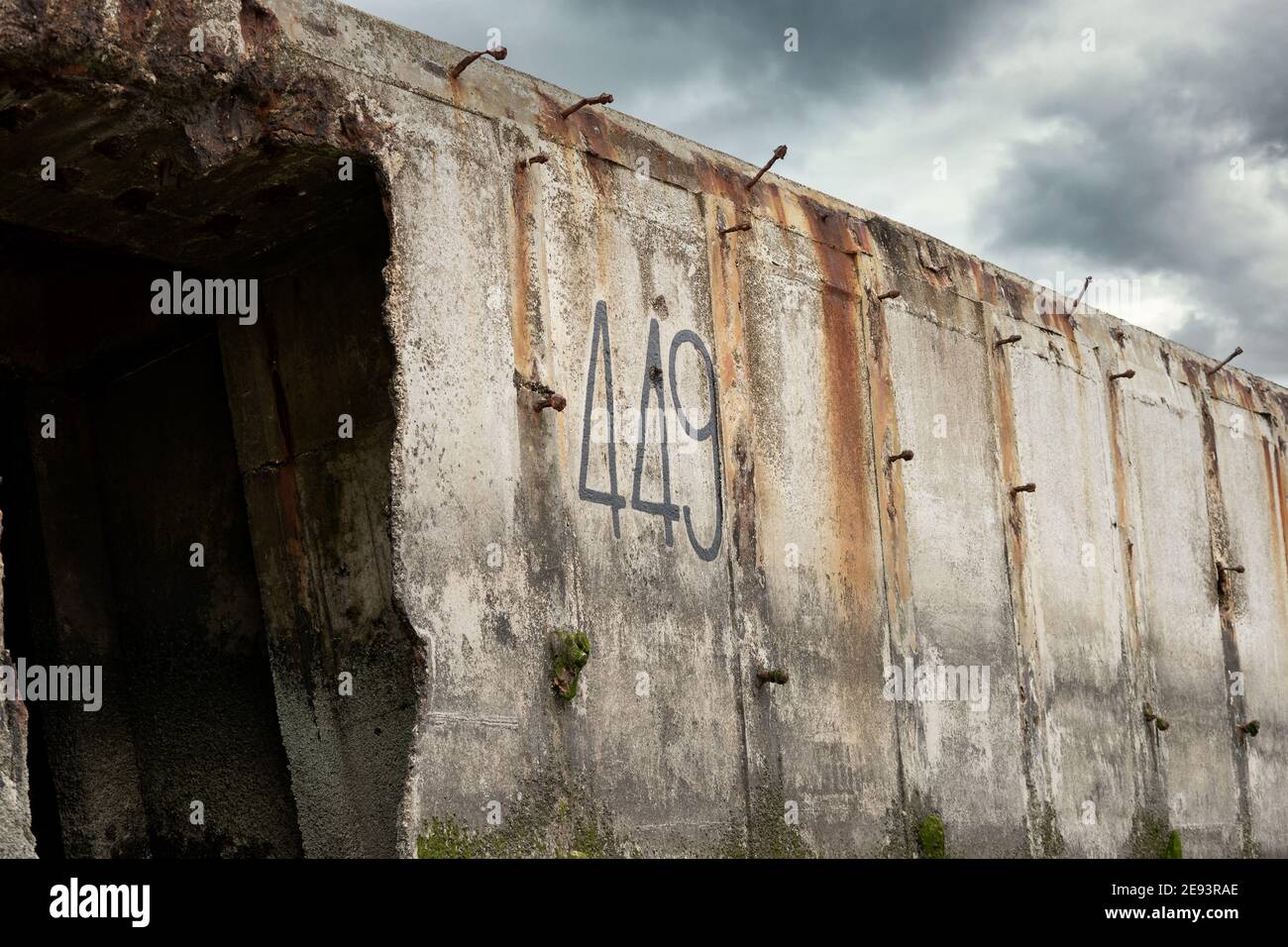 Mulberry Beton schwimmenden Hafen Normandie Frankreich in Englisch Channel Gold Beach Ocean WW2 schwimmende Verteidigung auf Atlantic Wall Arromanches Küste Meer Stockfoto