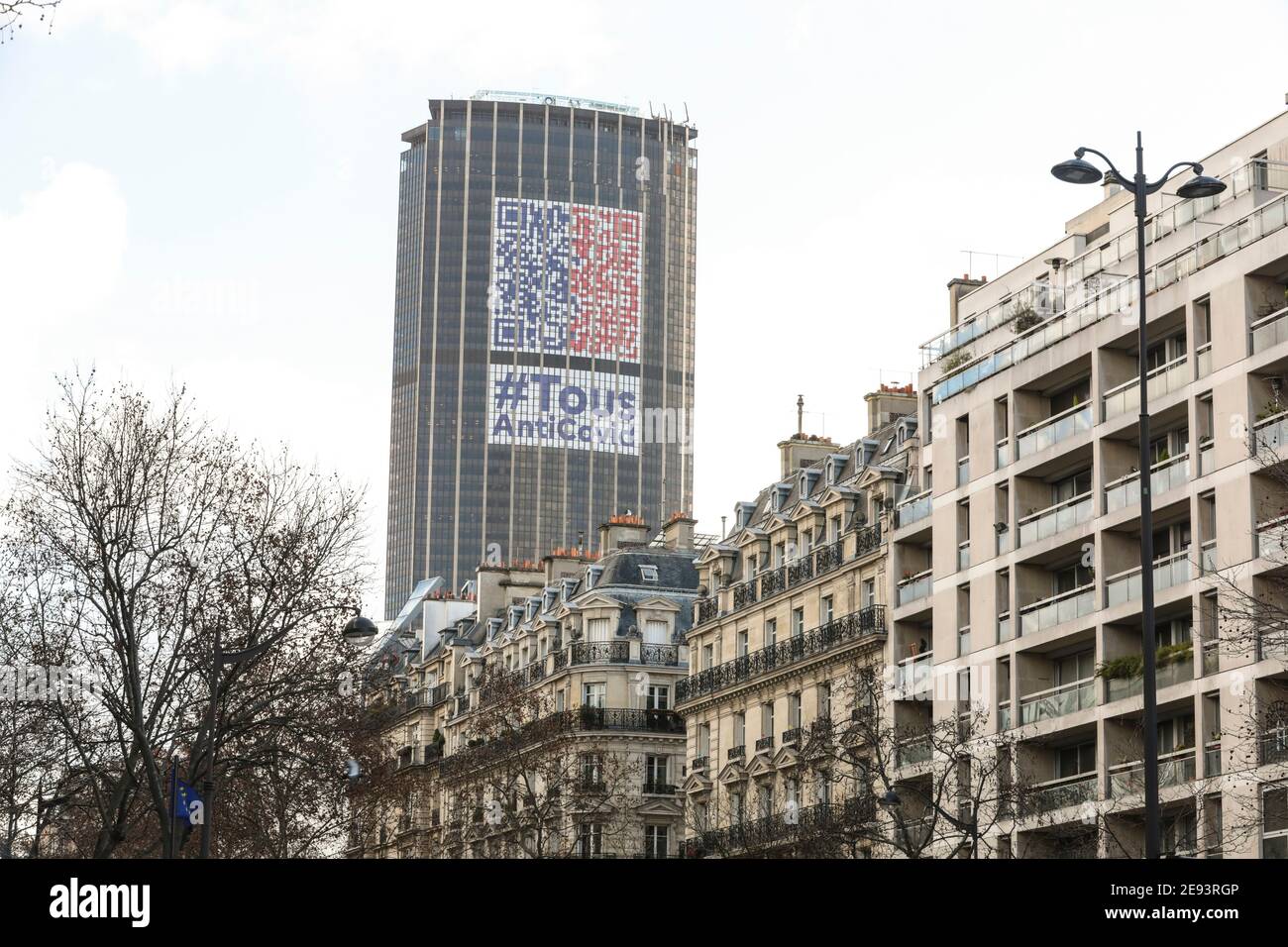 ANTI-COVID APP UND QR-CODE AUF DEM MONTPARNASSE-TURM Stockfoto