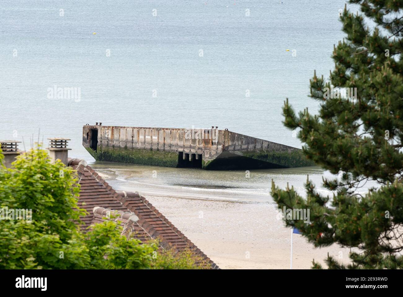 Mulberry Beton schwimmenden Hafen Normandie Frankreich in Englisch Channel Gold Beach Ocean WW2 schwimmende Verteidigung auf Atlantic Wall Arromanches Küste Meer Stockfoto