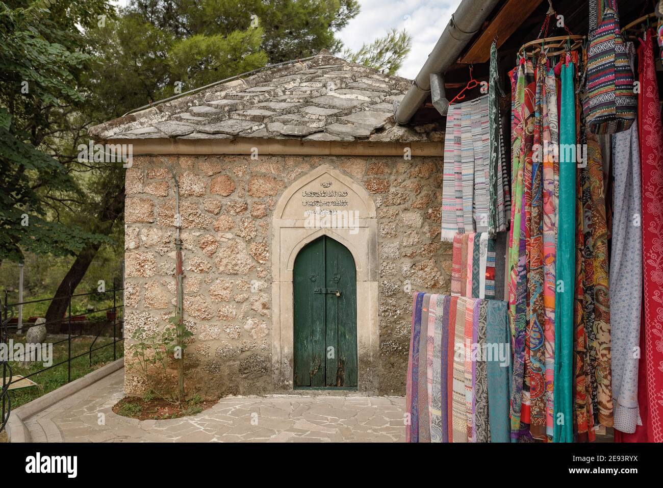 MOSTAR, BOSNIEN UND HERZEGOWINA - 15. Aug 2018: Eine Aufnahme der historischen Stadt Mostar in Bosnien und Herzegowina, die seit 200 zum UNESCO-Weltkulturerbe gehört Stockfoto