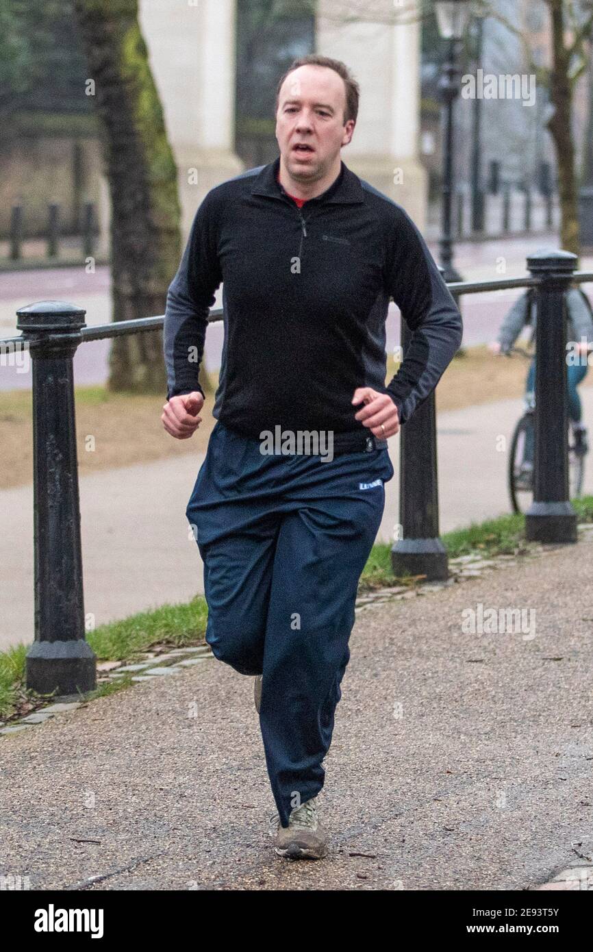 Gesundheitsminister und Kabinettsminister Matt Hancock joggt am 1st. Februar 2021 durch Green Park, Central London, in Richtung seines Büros Stockfoto