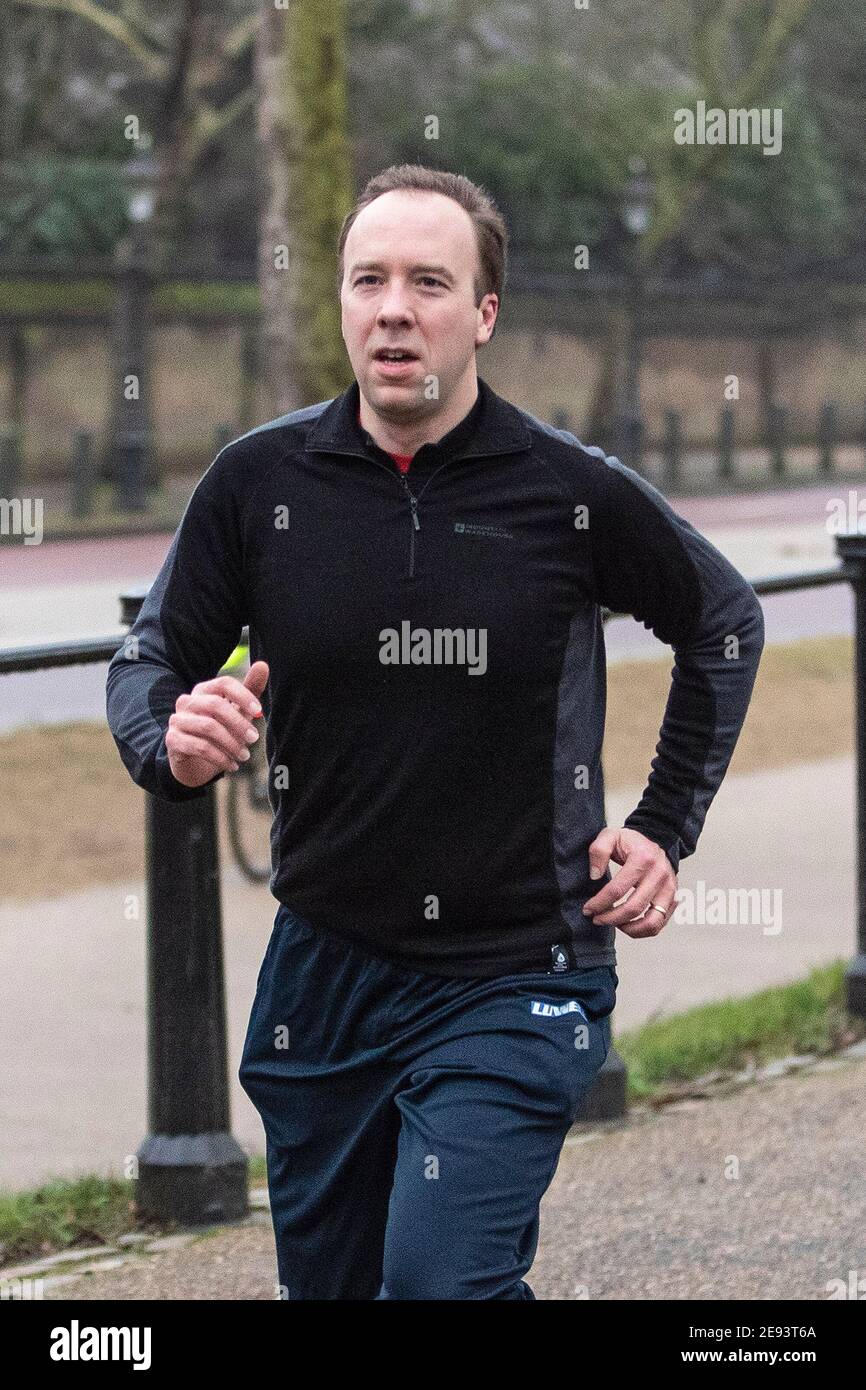 Gesundheitsminister und Kabinettsminister Matt Hancock joggt am 1st. Februar 2021 durch Green Park, Central London, in Richtung seines Büros Stockfoto