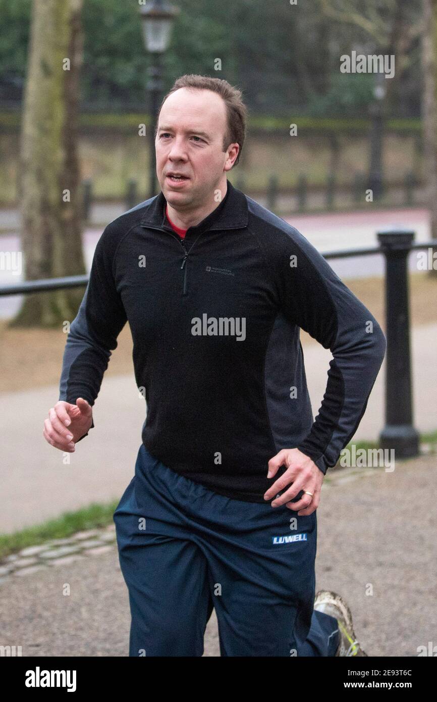 Gesundheitsminister und Kabinettsminister Matt Hancock joggt am 1st. Februar 2021 durch Green Park, Central London, in Richtung seines Büros Stockfoto