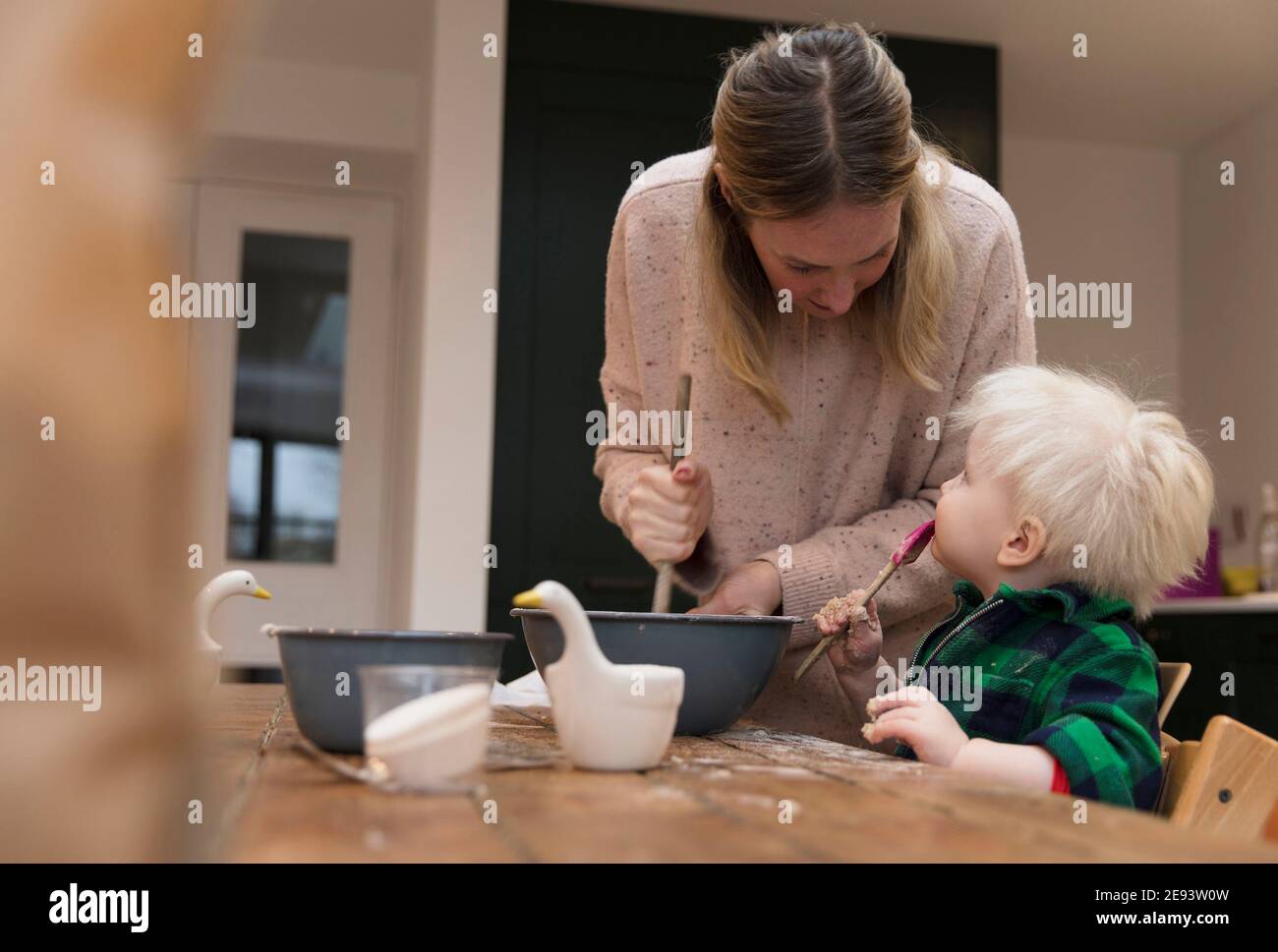 Mutter und Kind haben Spaß zusammen in der Küche Kuchen backen. Stockfoto