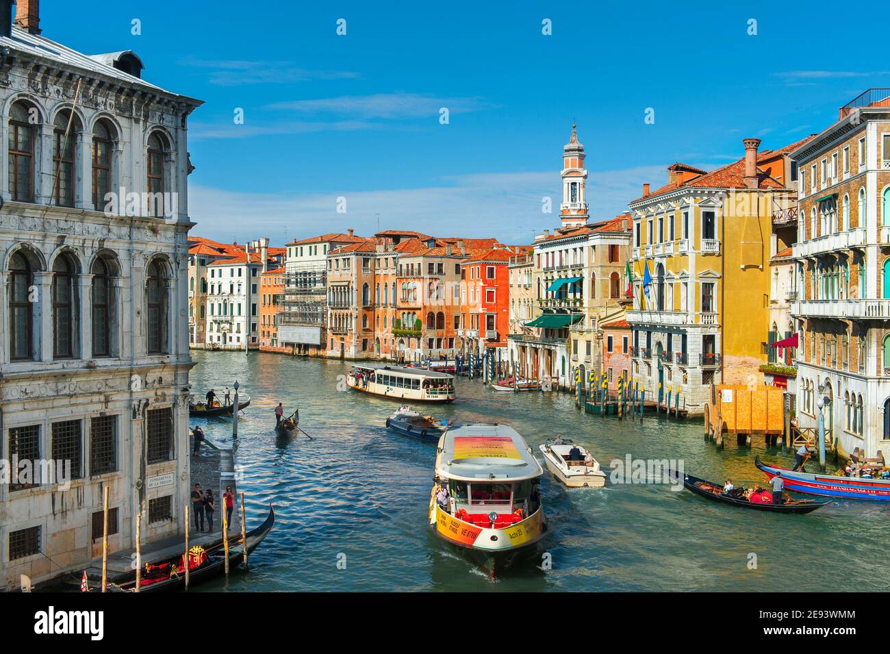 Touristen in Booten auf dem Canal Grande, Venedig, Italien. Stockfoto
