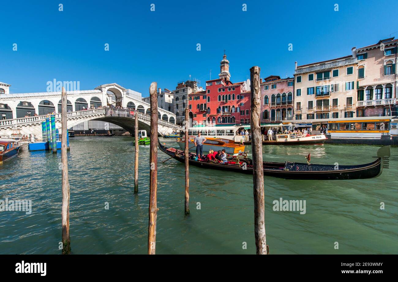 Gondel nähert sich der Rialtobrücke in Venedig, Italien. Stockfoto