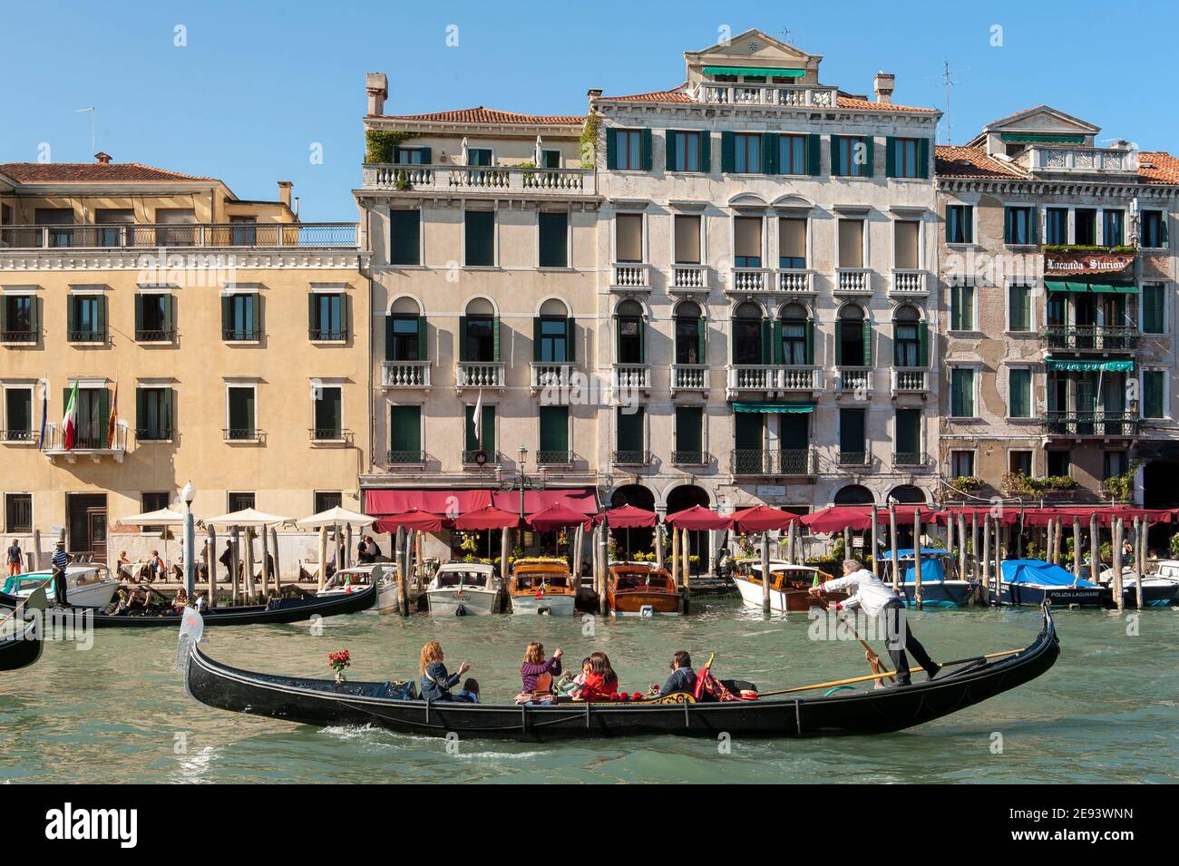 Touristen genießen eine Gondelfahrt auf dem Canale Grande in der schönen Stadt Venedig, Italien. Stockfoto
