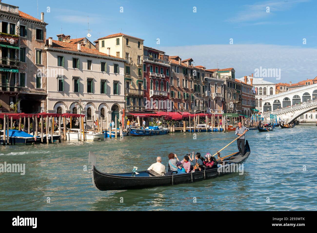 Touristen genießen eine Gondelfahrt auf dem Canale Grande in der schönen Stadt Venedig, Italien. Stockfoto