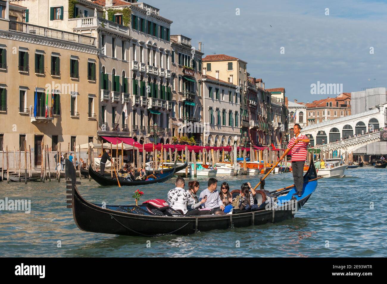 Touristen genießen eine Gondelfahrt auf dem Canale Grande in der schönen Stadt Venedig, Italien. Stockfoto