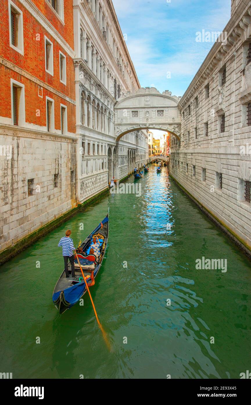 Touristen genießen eine Gondelfahrt unter der Seufzerbrücke in der schönen Stadt Venedig, Italien. Stockfoto