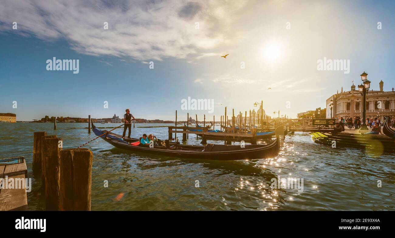 Touristen genießen eine Gondelfahrt in der schönen Stadt Venedig, Italien. Stockfoto