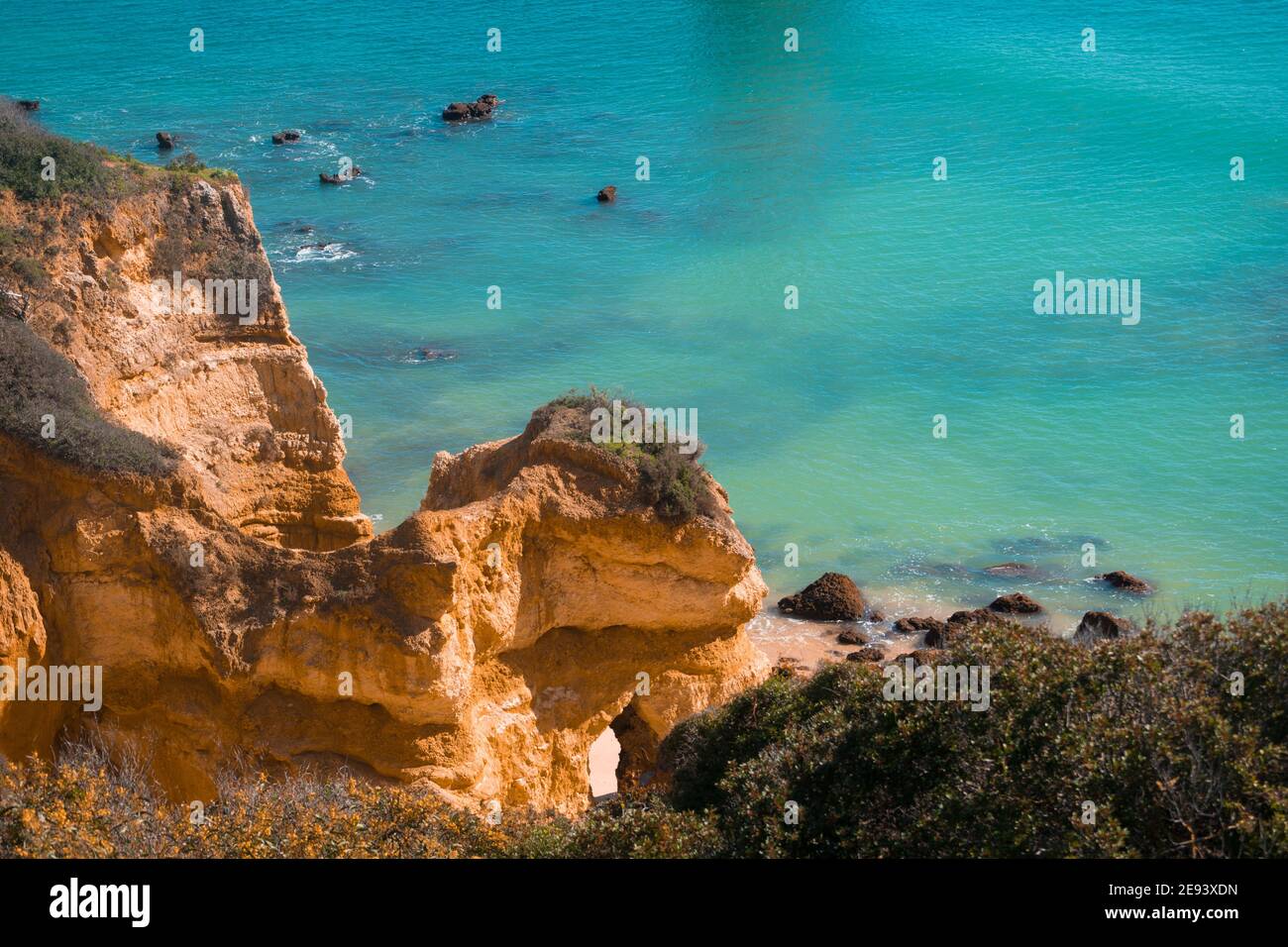 Ruhiger und natürlicher Strand mit gelben Klippen, Lagos Algarve Stockfoto