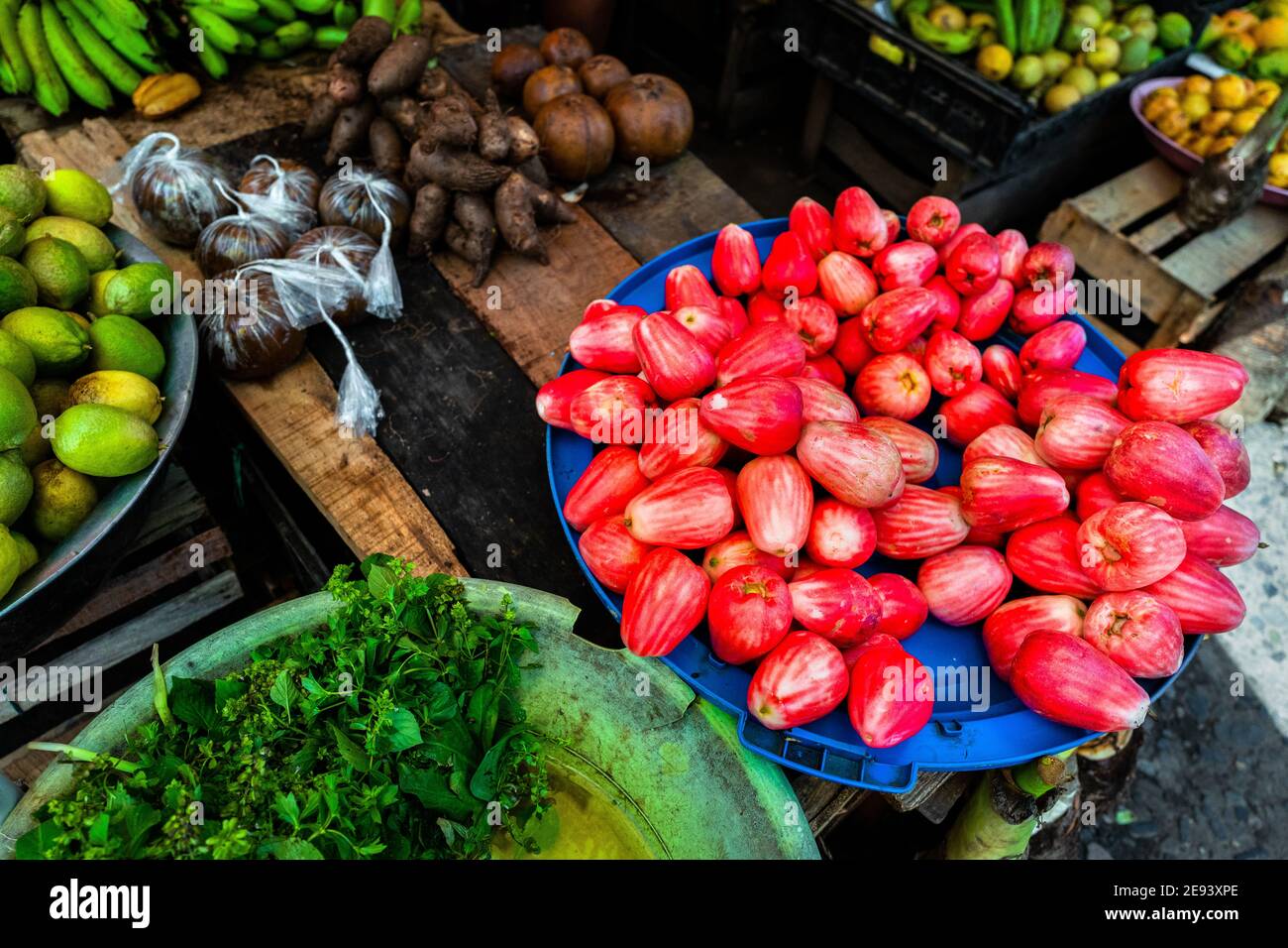 Auf einem Straßenmarkt entlang des Flusses Atrato in Quibdó, Chocó, der pazifischen Region Kolumbiens, findet man jede Menge Obst, Kräuter und Gemüse. Stockfoto