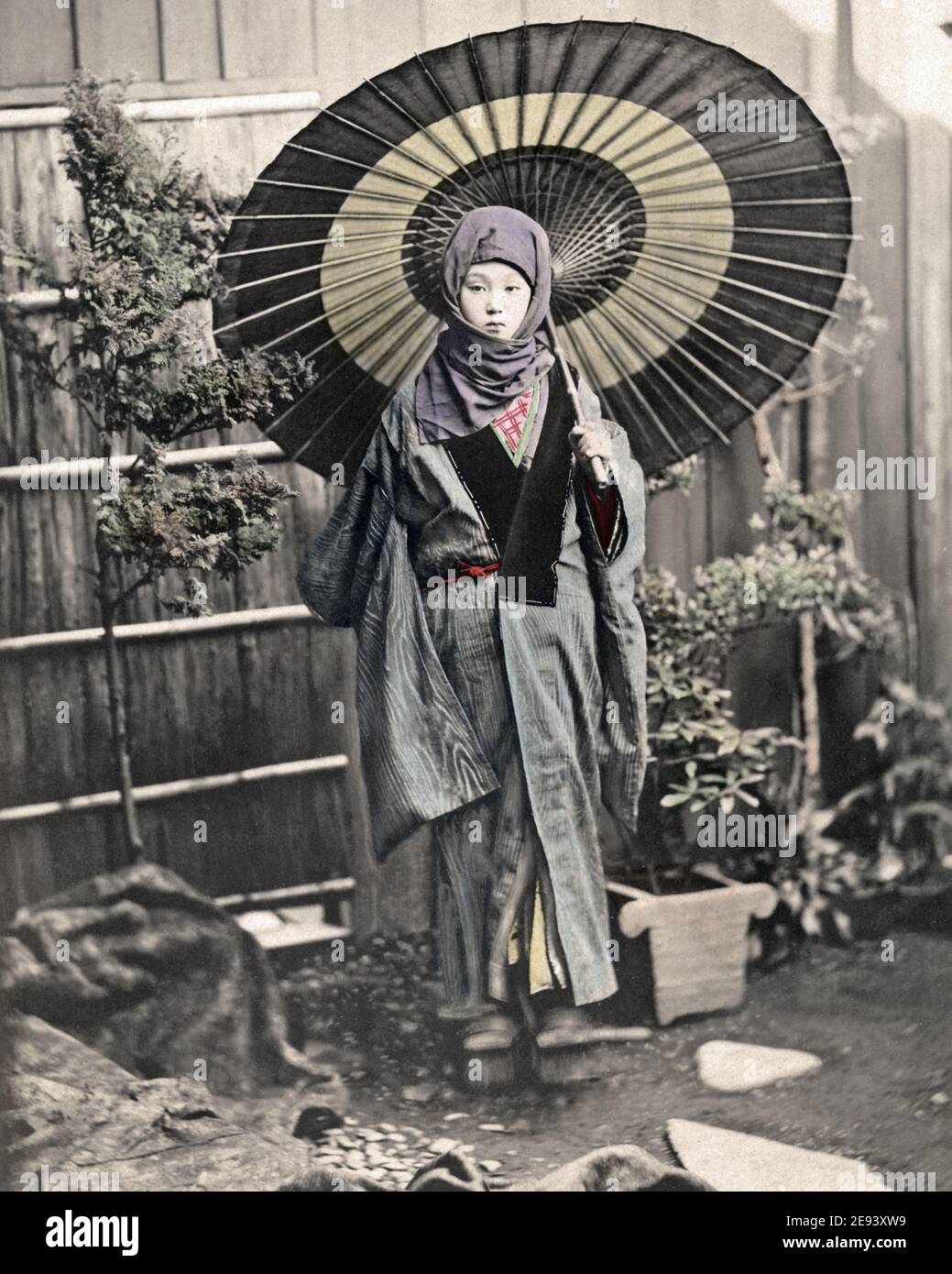 Foto des späten 19. Jahrhunderts - Mädchen in Winterkleidung, Japan Stockfoto