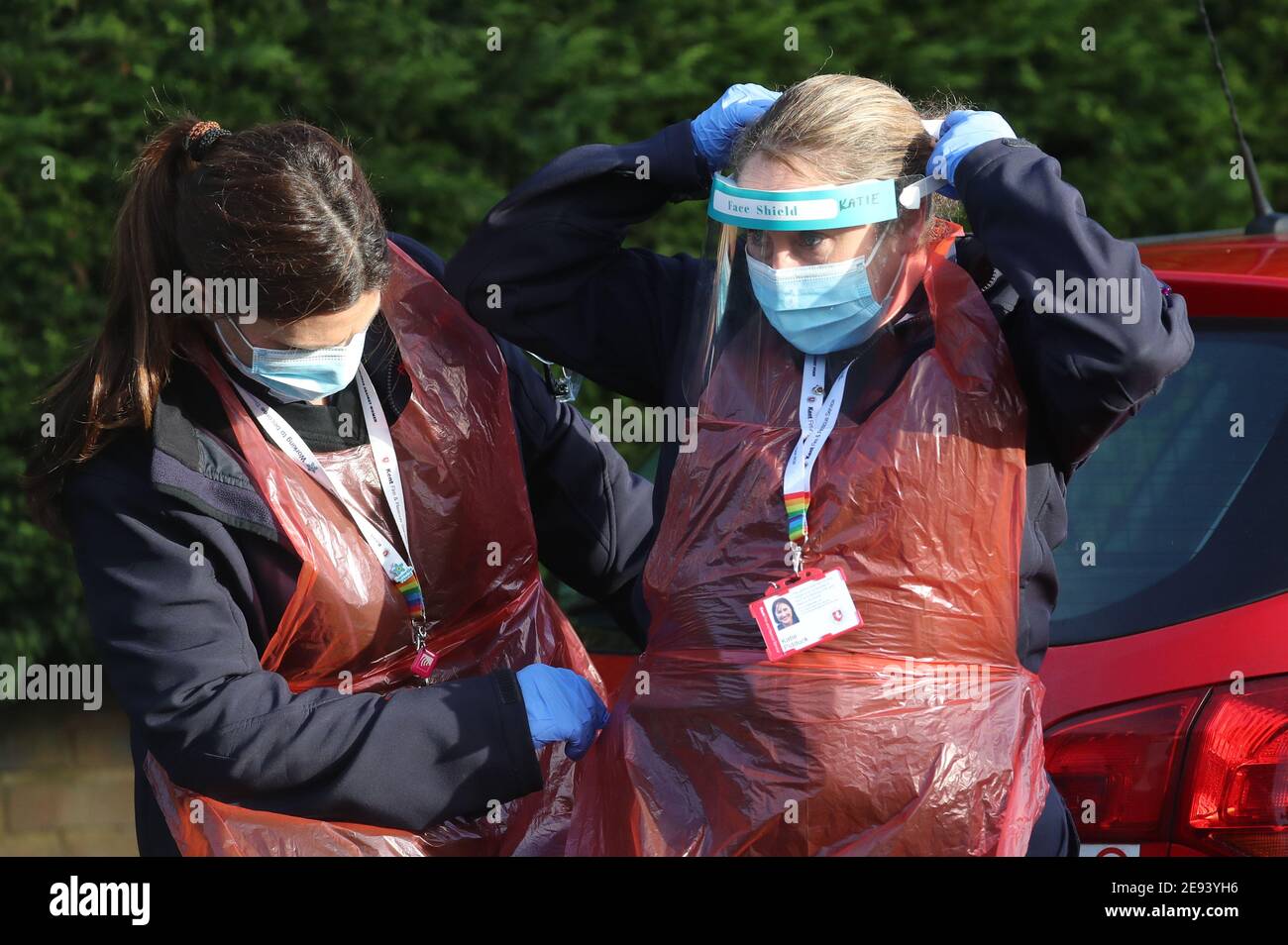 Mitglieder des Kent Fire and Rescue Service bereiten sich auf die Lieferung von Coronavirus Testkits in Maidstone, Kent, Bei einem Testblitz von 80,000 Menschen in England, das darauf abzielt, "jeden einzelnen Fall" der südafrikanischen Coronavirus-Variante zu finden, um die Ausbreitung des ansteckenden Stammes zu stoppen. Bilddatum: Dienstag, 2. Februar 2021. Stockfoto