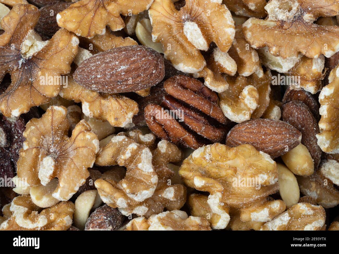 Pekannüsse, Walnüsse, Erdnüsse, Mandeln und Erdnüsse aus der Nähe. Stockfoto