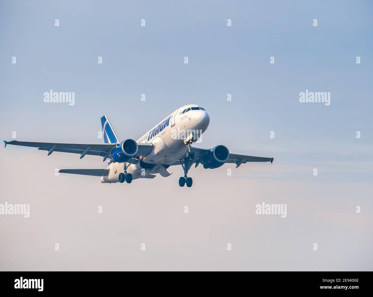 Otopeni, Rumänien - 01.23.2021 - EIN Flugzeug des Typs Tarom Airbus A318-111 (YR-ASA) hebt vom internationalen Flughafen Henri Coanda ab. Stockfoto