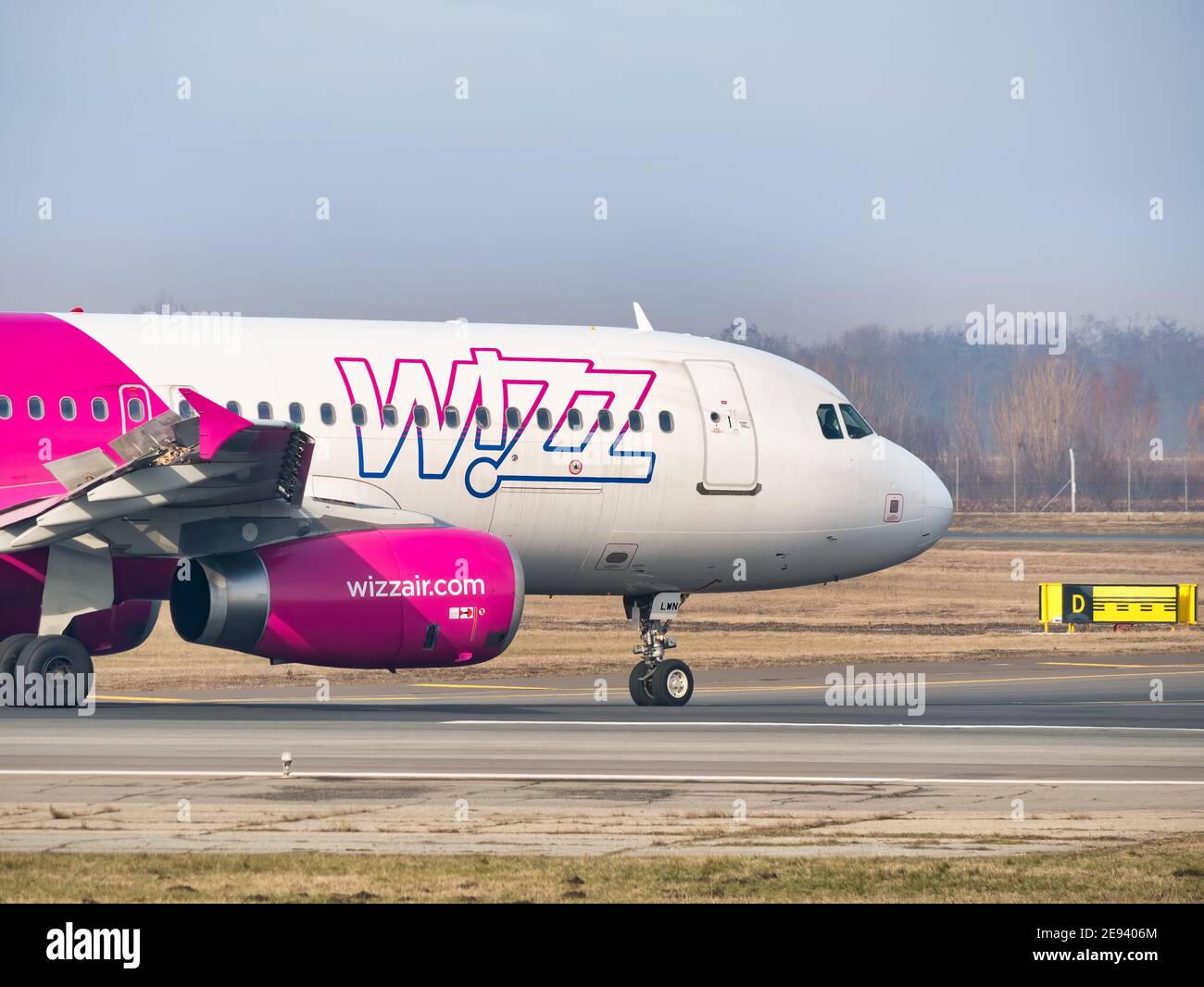 Otopeni, Rumänien - 01,23.2021: Ein Wizz Air Airbus A320-232 (HA-LWN) Flugzeug auf der Start- und Landebahn des Henri Coanda International Airport. Stockfoto