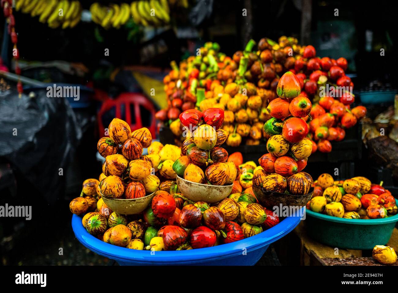 Die Pfirsichpalmenfrüchte sind auf einem Straßenmarkt entlang des Flusses Atrato in Quibdó, Chocó, der pazifischen Region Kolumbiens, zu sehen. Stockfoto