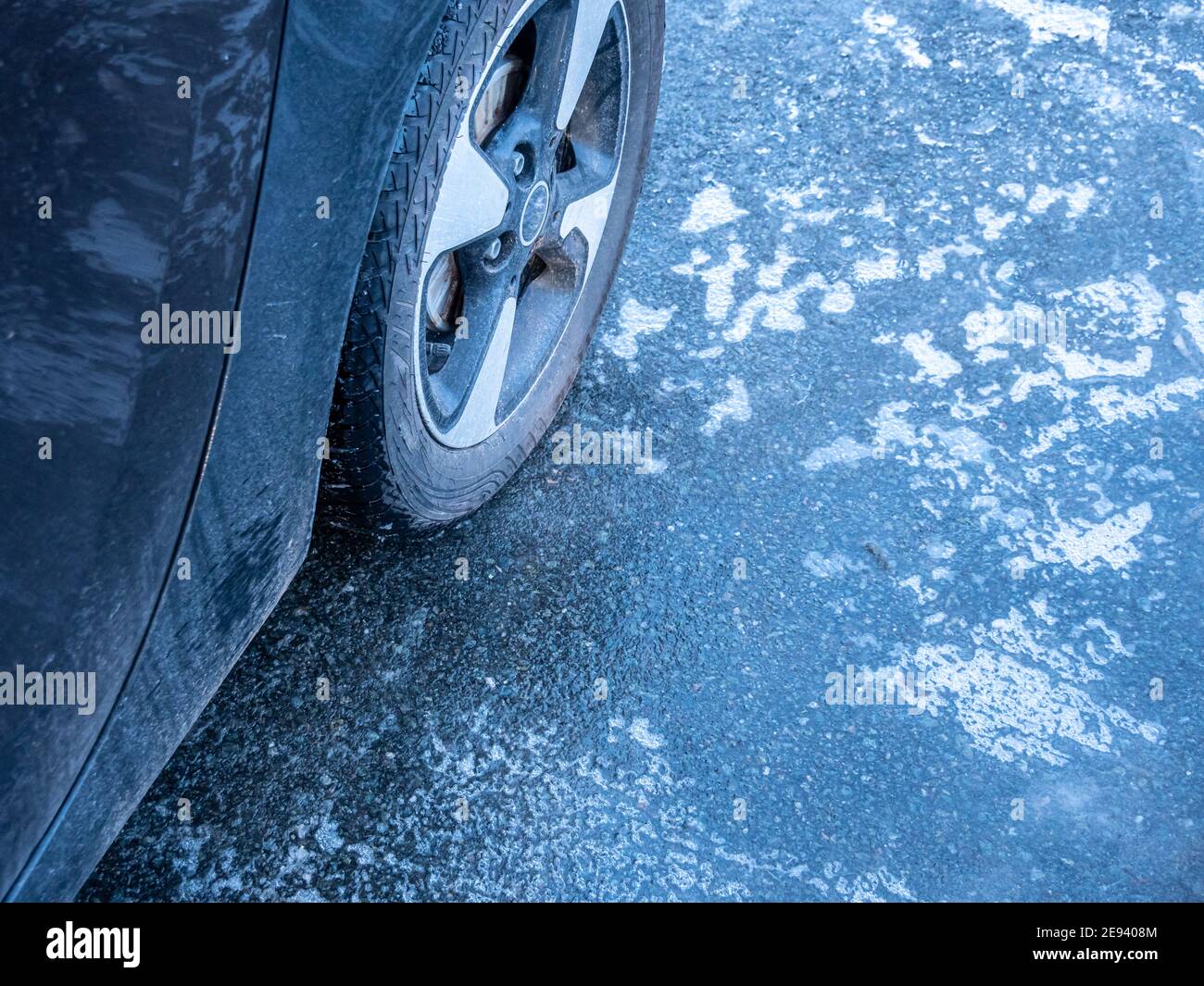 Eisige Straßenoberfläche im Winter schwarzes Eis, schwarzes Eis Stockfoto