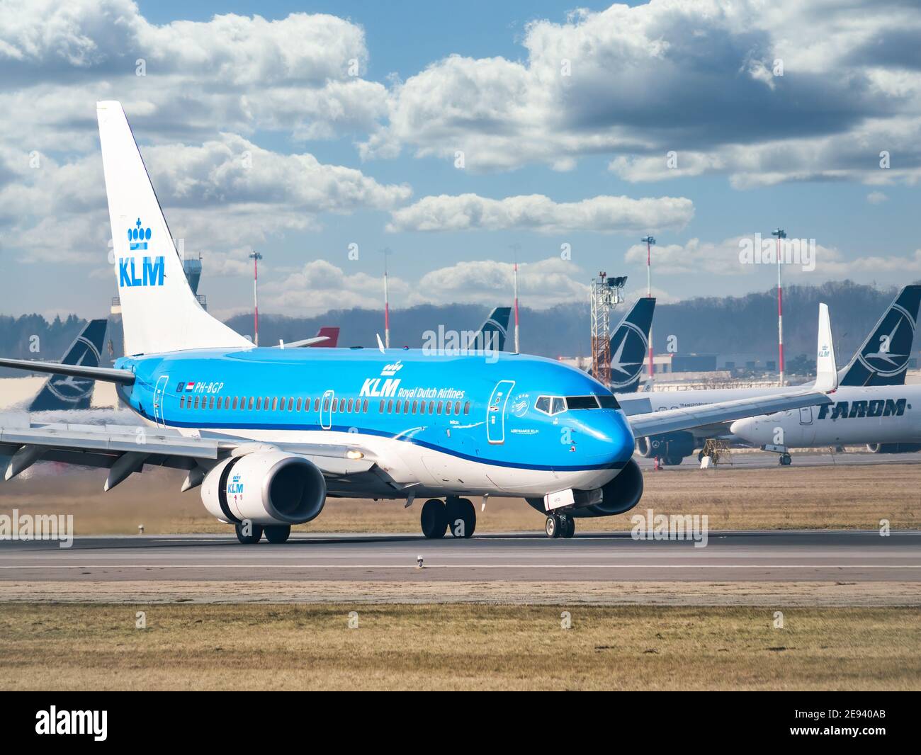 Otopeni, Rumänien - 01,23.2021: Ein Flugzeug der KLM Royal Dutch Airlines Boeing 737-7K2 (PH-BGP) auf der Start- und Landebahn des Henri Coanda International Airport Stockfoto