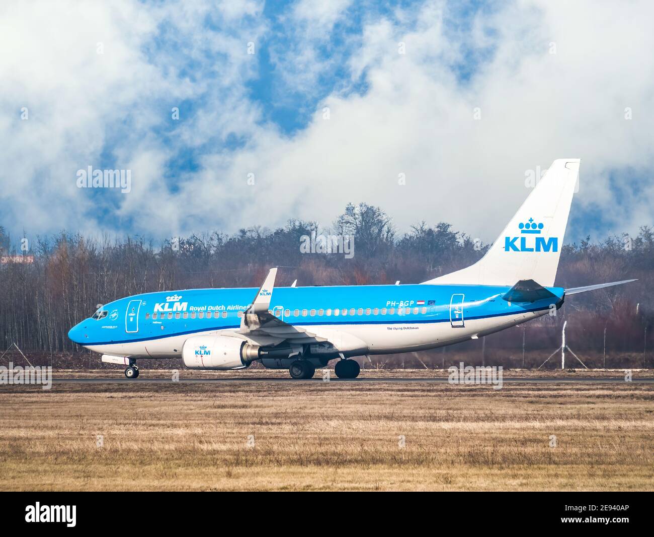 Otopeni, Rumänien - 01,23.2021: Ein Flugzeug der KLM Royal Dutch Airlines Boeing 737-7K2 (PH-BGP) auf der Start- und Landebahn des Henri Coanda International Airport Stockfoto