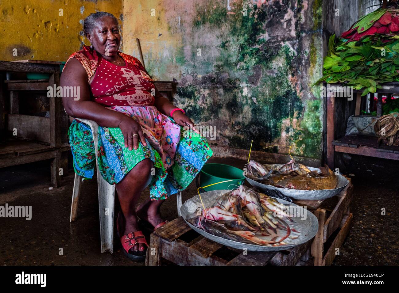 Ein afro-kolumbianischer Händler verkauft frischen Fisch auf einem Straßenmarkt entlang des Flusses Atrato in Quibdó, Chocó der pazifischen Region Kolumbiens. Stockfoto