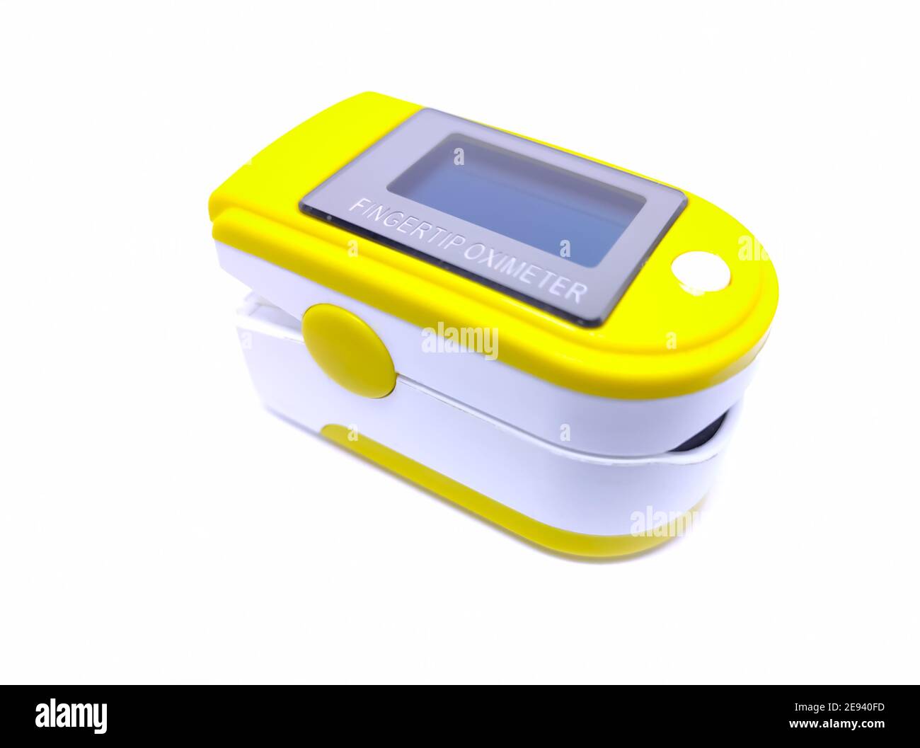 Nahaufnahme des Oximeters mit der Fingerspitze, isoliert auf weißem Hintergrund Stockfoto