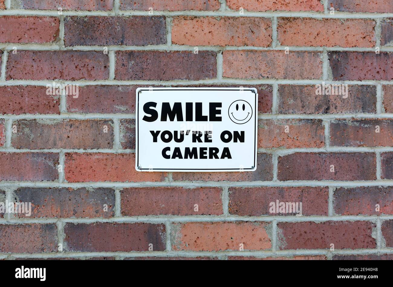 Zeichen mit einem Smiley Gesicht sagen, dass Sie auf einer Mauer aufgenommen werden. Stockfoto