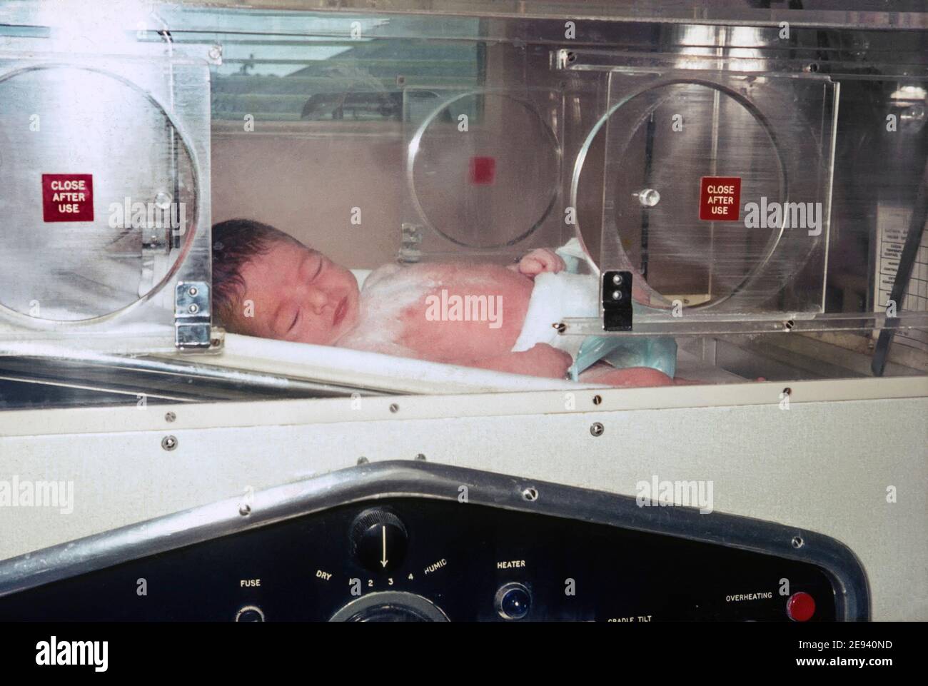 Historisches Archiv 1960s NHS Entbindungsklinik neu geboren geringes Gewicht Vorzeitiges Baby in Fachabteilung Ansicht innerhalb Inkubator drei Wochen Nach der Geburt Archivbild so wie wir waren in 60s Essex England Großbritannien Stockfoto