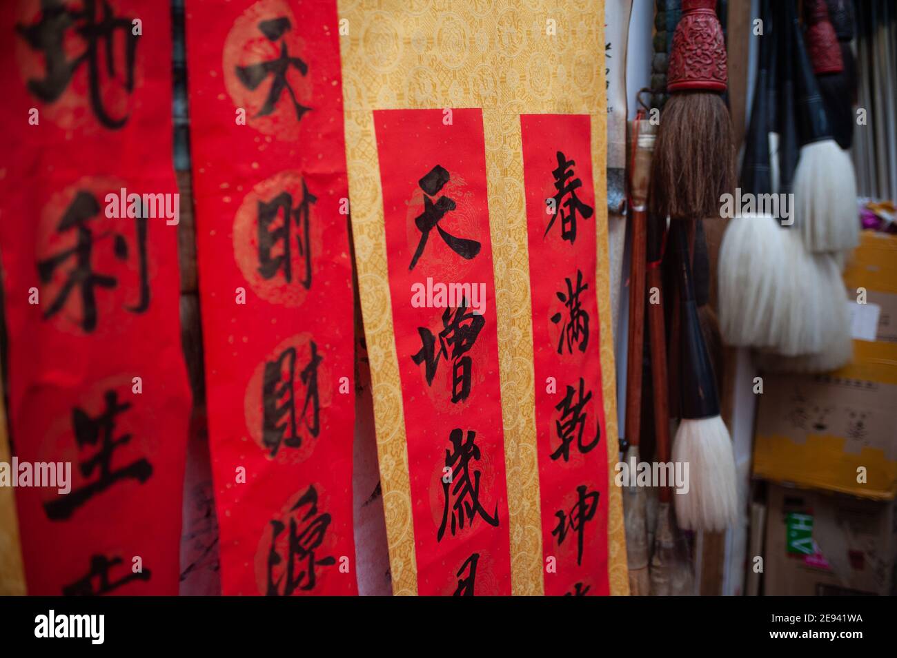 29.01.2021, Singapur, Republik Singapur, Asien - in Chinatown sind Banner mit Kalligraphie und chinesischer Schrift sowie Tintenpinsel zu sehen. Stockfoto