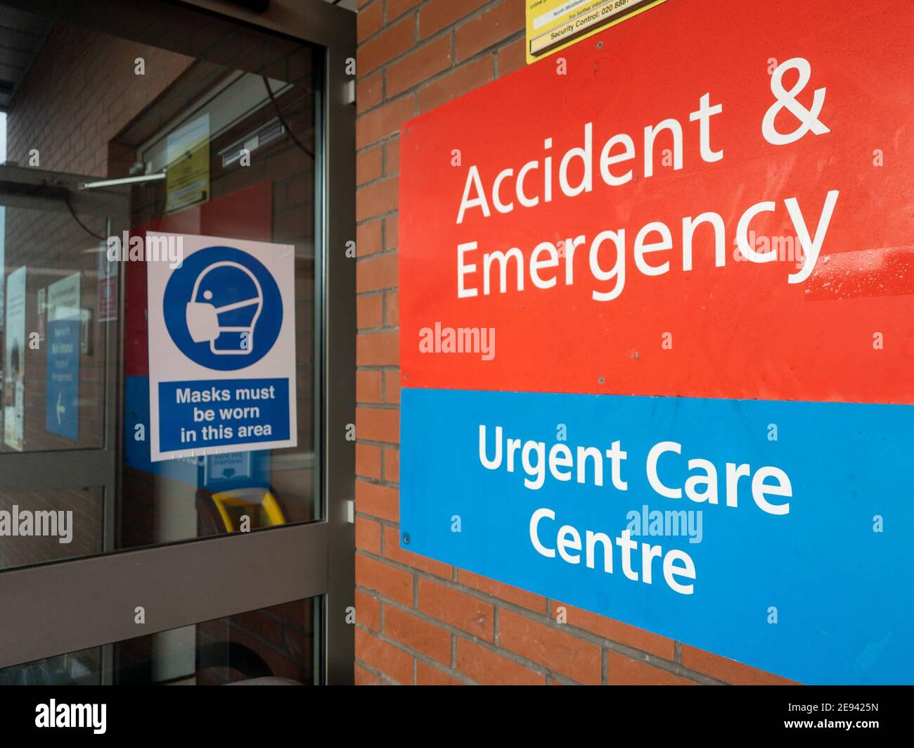 Außenansicht und Beschilderung der Unfall- und Notaufnahme des North Middlesex University Hospital. Stockfoto