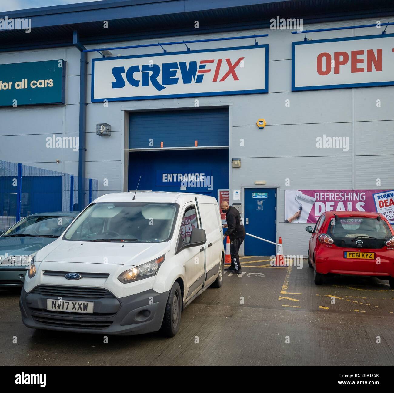 Eine Niederlassung von Screwfix in einem Industriegebiet. Ein Händler für Tools und Hardware mit physischen Geschäften, aber hauptsächlich online. Stockfoto