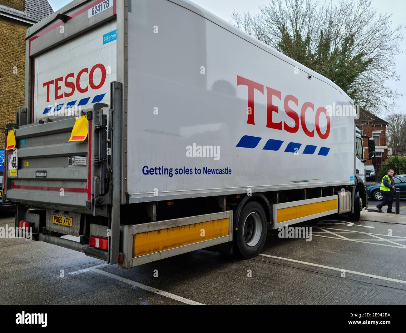 Ein Tesco PLC-Distributionswagen, der eine Lieferung an eine Niederlassung von Tesco Express macht. Stockfoto
