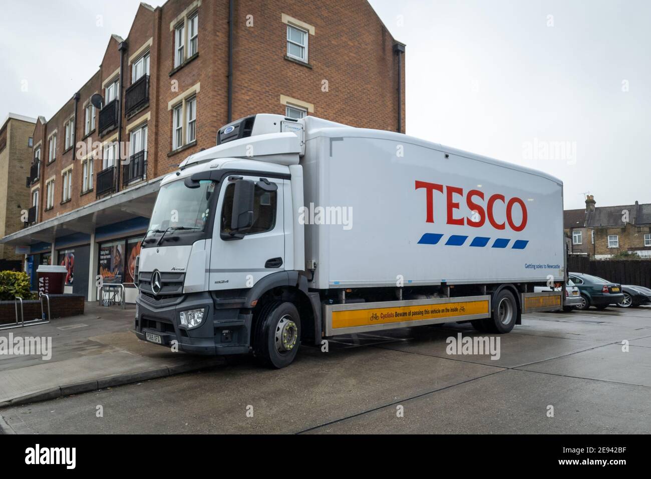 Ein Tesco PLC-Distributionswagen, der eine Lieferung an eine Niederlassung von Tesco Express macht. Stockfoto