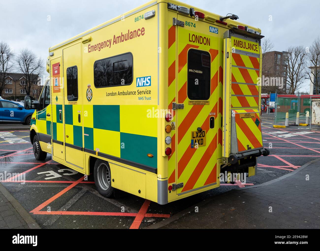 Seitenrückansicht eines NHS-Rettungswagens. Stockfoto