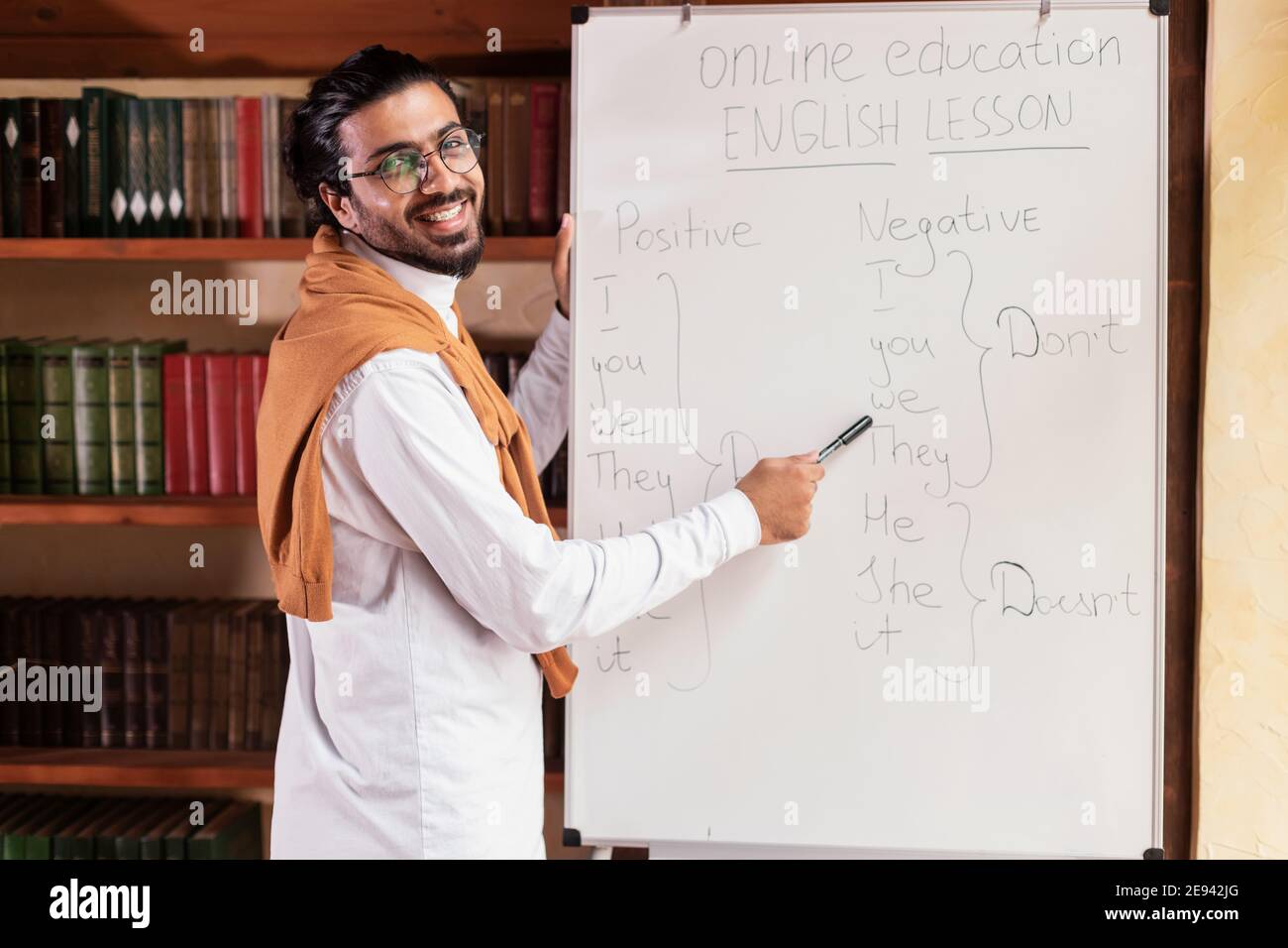 Indischer Lehrer Mann Posiert In Der Nähe Blackboard Mit Online-Klasse Indoor Stockfoto