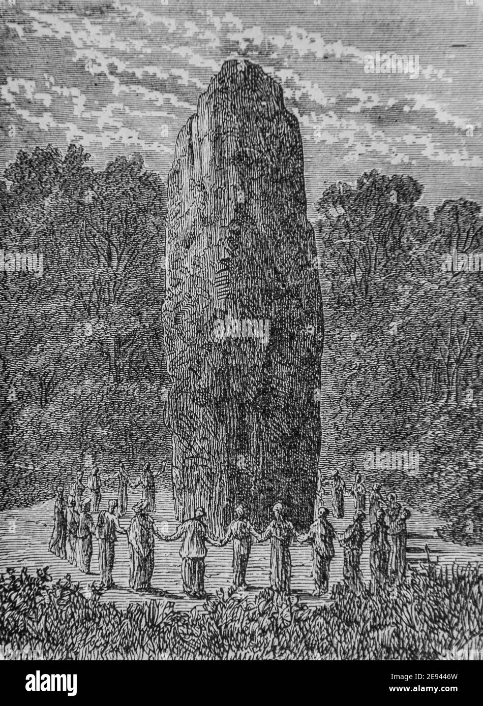 Druidesse dansant autour d'un menhir, histoire populaire de france par henri martin,editeur furne 1860 Stockfoto