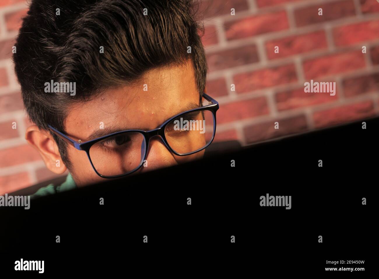 Serious junge asiatische Mann arbeiten auf Laptop mit Kopieplatz Stockfoto