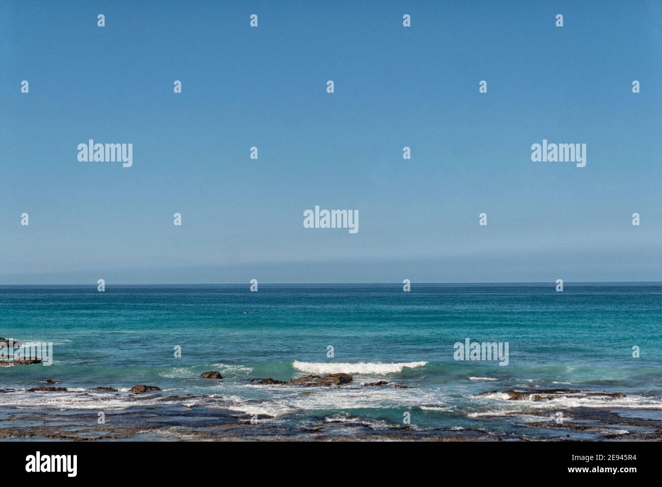 Blick auf den Indischen Ozean von Kaap de Hoop mit südlichen Right Wals. De Hoop ist als einer der besten landbasierten Walbeobachtungspunkte im Wor bekannt Stockfoto