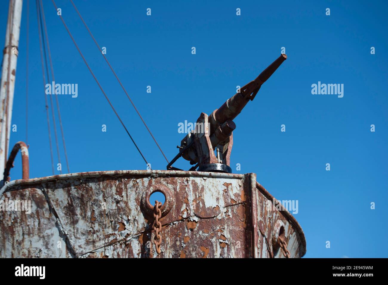 Geladene Harpune Pistole auf den Walfänger Petrel rosten auf Das Ufer des Grytviken Hafen Südgeorgien Stockfoto