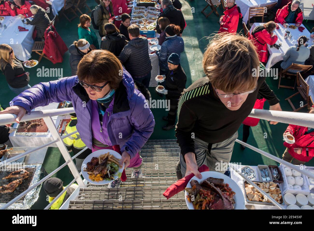 Touristen auf einem antarktischen Kreuzfahrtschiff beim "Grillen" Das Deck in Grytviken Süd georgien Stockfoto