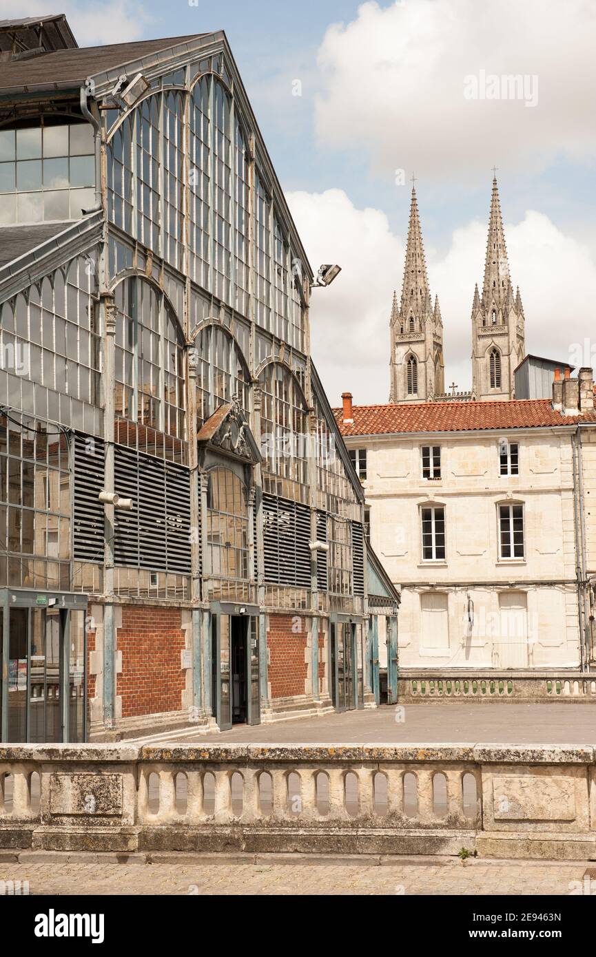 Markthalle in Niort, Deux-Sevres, Frankreich, mit den Türmen der Kirche Saint Andre im Hintergrund, interregionaler Park Marais Poitevin Stockfoto
